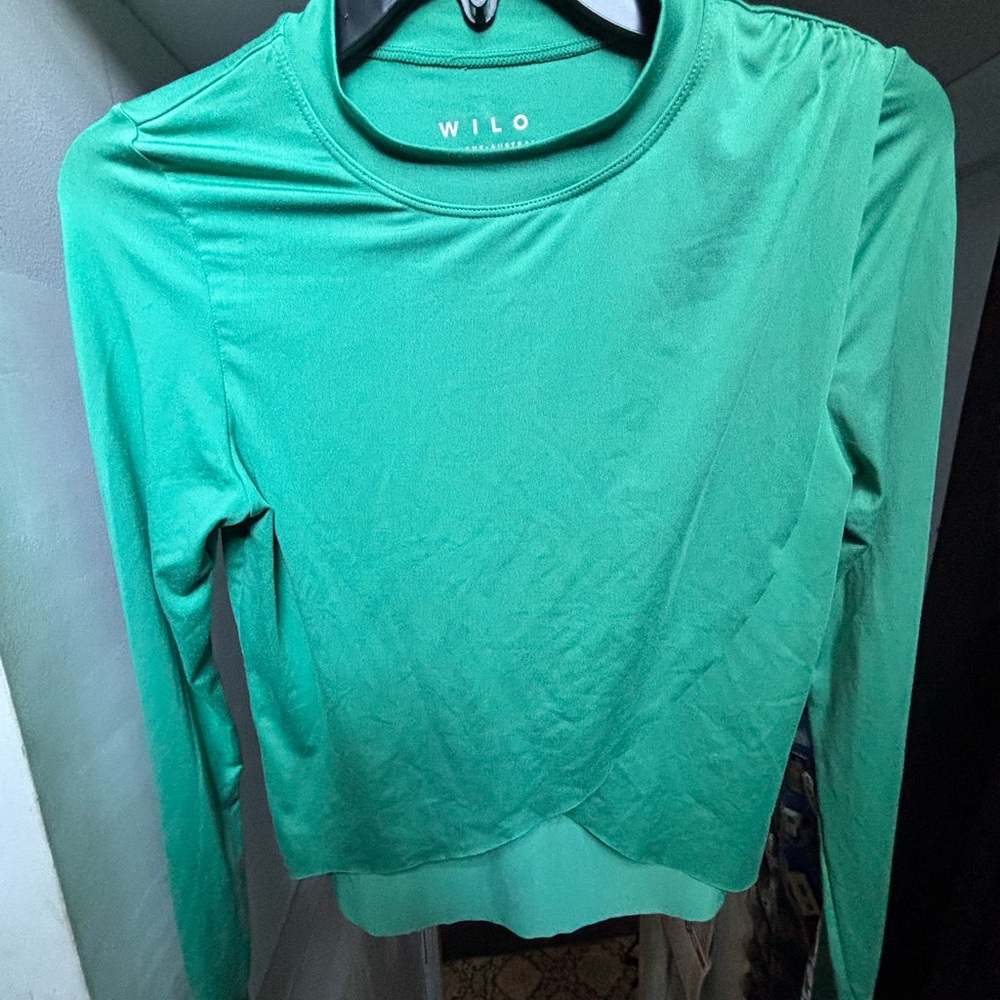 Wilo Women's Vibrant Green Athletic top